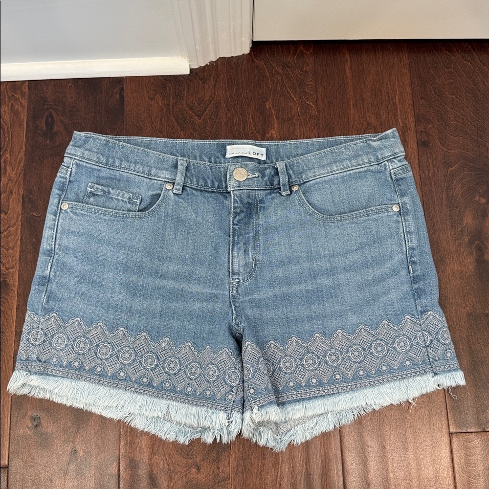 LOFT Women’s Jean Shorts Frayed Hem Embroidered Medium Wash, size 8/29